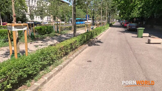 Негры подцепили блондинку для межрассового анального секса втроем