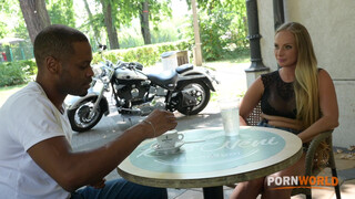 Негры подцепили блондинку для межрассового анального секса втроем